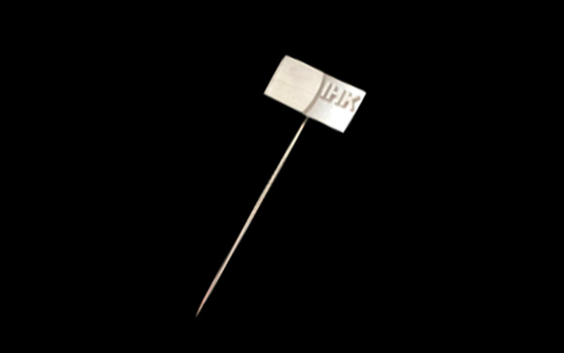 IHK - Badge of Honour Silberne Ehrennadel der IHK vor schwarzem Hintergrund